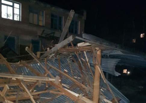 Сорванная ураганом крыша здания упала на двух детей в Риддере